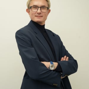 世界中でバズった“9頭身のイケおじ”セルゲイさんが緊急来日！日本のファンへのコメント＆竹内涼真さんとのコラボ動画も