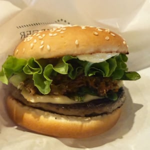 パティのダブル・トリプルも登場！　フレッシュネスバーガーの「九条ネギと西京味噌の黒毛和牛バーガー」を食べてみた