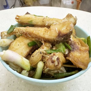 香港で食べた「素揚げした魚と長ネギ炒めをあわせた料理」について