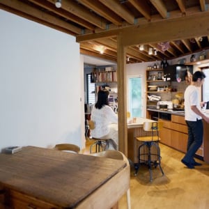 地下室付きの中古住宅を購入＋リノベ。地下アトリエを賃貸、生活空間をハウススタジオで時間貸し。”家を開いた”子育て家族の暮らし、どう変わった？