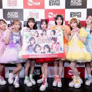 鎮西寿々歌は「きのこの山」派！FRUITS ZIPPER、初のアジアツアーで「明治おかし大使」として幸せ届ける