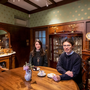 葉山の築90年の洋館「旧足立邸」を子育て一家が住み継ぎ。大隈講堂を手がけた建築家の優雅な世界に、子ども達が駆け回るぜいたくな日常