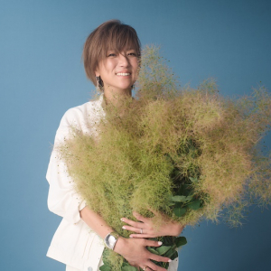 hitomi、初のライブベストAL配信リリース