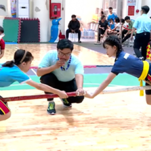 長さ2メートルの棒を押し合う真剣勝負！ベトナムの民俗遊び「棒押し」