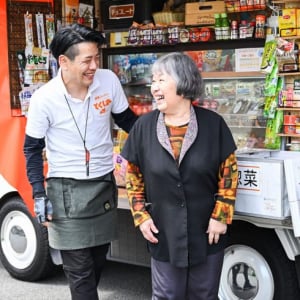 移動スーパーが高齢者の「見守り以上、介護未満」担うインフラに。10年で13倍に拡大、週2回の会話で詐欺防止も　とくし丸
