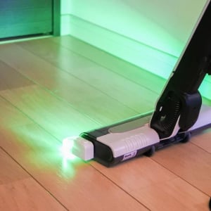 3COINSの「後づけできるLEDライト」で掃除機が進化！ホコリがギョッとするほど見えるようになった