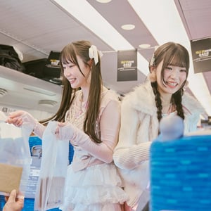 名古屋栄三越「SKE48衣装展～17年変わらぬ熱衣～」1/12 まで開催中　大村杏＆河村優愛が新幹線 東京→名古屋 車内で乗務員＆ファッションショーランウェイ「いこーぜ！」