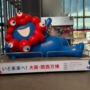 【万博メモリアル】大阪市役所前の寝そべりミャクミャクが万博会場近くの南港ATCに引越し！