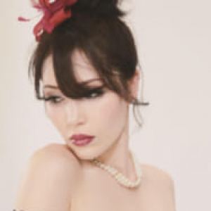 グラビアアイドル・画家のミッシェル愛美が「姉弟展」を開催