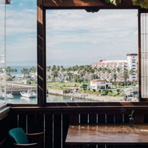 【逗子】路地裏の築50年古民家を、オーシャンビューの絶景自邸＋カフェにリノベ。建築家夫妻が語る”豊かな二拠点生活”の始め方　「南町テラス」