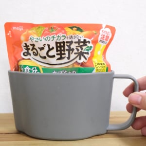 3COINSの「パウチ専用マグ」が神。レトルトをレンチンするときの「あの心配」から遂に解放されたよ