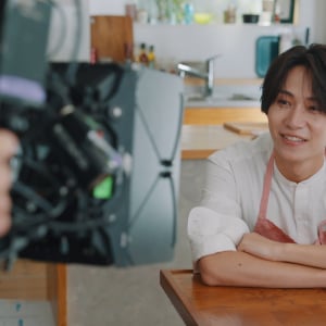 timelesz橋本将生さんが初の単独CM出演！「ハレの日」に作るモッツァレラ料理を手際よく調理する姿も