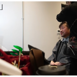 俳優・佐藤二朗さんがヘアカットで大変身！大ヒット映画『爆弾』の最恐キャラ“スズキタゴサク”になる動画が凄い！（雑学言宇蔵のYouTube雑学）