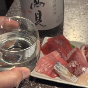 東京・神田の立ち飲み屋「ちぇけ」のお通しの刺身がお通しなのに最高すぎた件