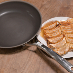 “こびりつきにくさ”への圧倒的自信から10年保証付きのPFASフリーフライパン『コレール』で餃子、目玉焼き、パンケーキを調理した