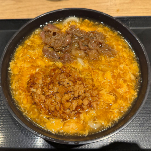牛肉と合わせそぼろがしみじみ旨い　丸亀製麺の期間限定「肉がさね玉子あんかけうどん」を食べてみた