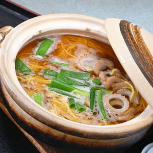 高知名物グルメ「鍋焼きラーメン」四国なのにうどんじゃない理由と“行列できる”その味いかに