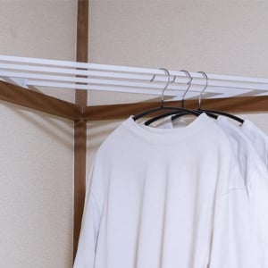 ただの「部屋の角」が、山崎実業のこれで「ハンガーラック&収納」に進化！賃貸でも簡単に設置できたよ