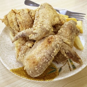 【ぶらり離島グルメ】ナウル共和国のフライドチキンがウマイ /  ナウル島・ロネーブ地区の食堂