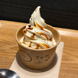 JR帯広駅で見つけた『豚丼ソフト』が想像の斜め上だった件「タレをかけたソフトクリームかと思いきや！」