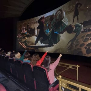 高専時代の五条と夏油が目の前に！　USJで「呪術廻戦・ザ・リアル4-D～廻る時計台～」開催