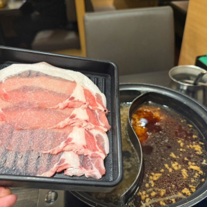 「豚で豚を食う」料理研究家・リュウジさんと声優・安元洋貴さんが「しゃぶ葉」とコラボ！ 売り切れも続出の「背徳　至高のグルメフェア」に行ってみた