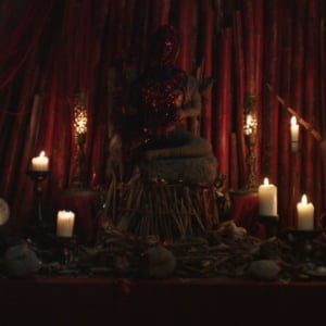 血塗られた祭壇、踏みつけられた石像の頭……　熊切和嘉監督のシャーマニズム・ホラー『神社　悪魔のささやき』不穏な場面写真［ホラー通信］