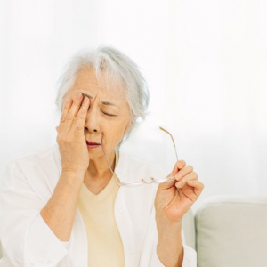老眼がつらい日は「目」より先に──《歩き》と姿勢で整える視界