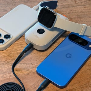 Apple Watchと2台のデバイスを充電できるBelkinのケーブル一体型モバイルバッテリーはデザインと質感がいい感じ