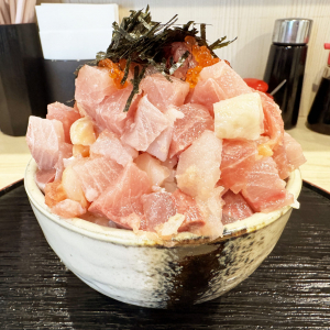【グルメ情報】たった1000円なのにデカ盛りで「さらにおかわり可能な海鮮丼」が最高すぎる件 / 東京・神田 魚匠屋のランチ
