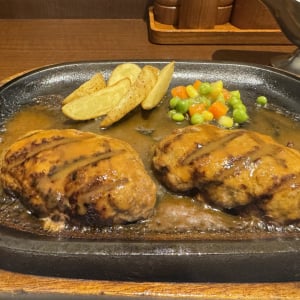 【グルメ情報】葬送のフリーレンが食べたハンバーグ屋「アルカサール 神保町店」で実際に食べた結果→ おいしすぎて感動した話