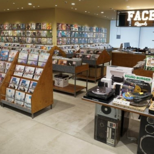 日本で新品のアナログレコードを買うインバウンド客