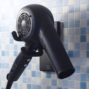 髪を乾かしながら、歯磨きできるだと…？山崎実業の「ドライヤーホルダーの進化」に歓喜