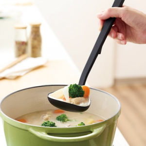 「注ぐ・掬う・置ける」を一本に。調理の不便を解消する多機能「プレミオ・シリコーンお玉」