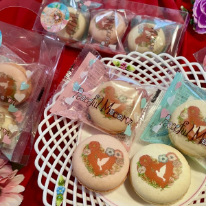 6つの花言葉がつむぐ平和で温かな物語―ブールミッシュ『ピースフルマカロン』の冬デザインが2月1日(日)より登場