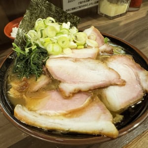 東京・神田の人気ラーメン店「わいず」をもっと美味しく食べる最適解はこの食べ方かもしれない