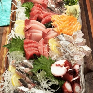おそらく東京・新橋で一番刺身がスゴイ立ち飲み居酒屋「城喜元」に行ってみた→ これ1人前が約1000円って思えない