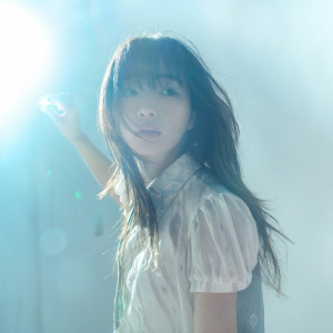 にしな、クールな新曲「婀娜婀娜」リリース