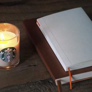 スターバックスの「アロマキャンドル」で、あの紅茶の香りを楽しむ。爽やかで華やかな…複雑な香りに癒されるよ