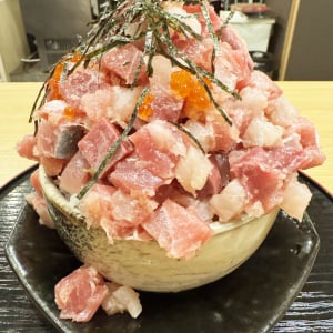 デカ盛りすぎる激安な海鮮丼ランチの「もっとデカ盛りバージョン」を食べてみた / 東京・神田 魚匠屋
