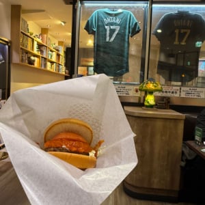【鹿児島グルメ】貴重なユニフォームが店内にズラリ！　大谷翔平選手を激推しの天文館のモスバーガー