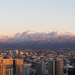 NYタイムズ選出「行くべき場所」富山市は、”なにもない日常”が究極すぎる街。きときとな魚に野菜、立山を望む街並み…当たり前レベルの高さに迫る