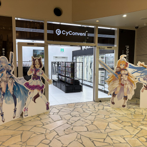 Cygamesの“コンビニ”が本日オープン！ ドリンク缶型アクスタにビニール傘まで……「CyConveni」内覧会に潜入してきた