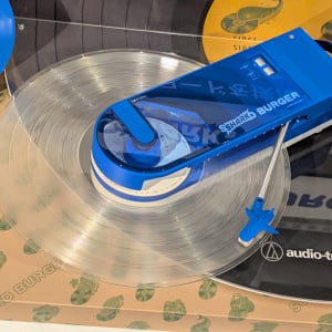 オーディオテクニカのレコードプレーヤー「サウンドバーガー」が“サメ漁”とコラボ 「SHARK BURGER」の応援購入プロジェクトが3月5日公開