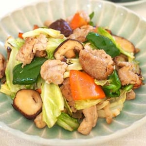 野菜はサッと蒸し焼きで水っぽさ軽減！プロの肉野菜炒めレシピ