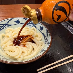 丸亀製麺の裏技「だしソースぶっかけうどん」が中毒性高すぎるウマさ！ 野菜かき揚げも足したらちょっと興奮してきた