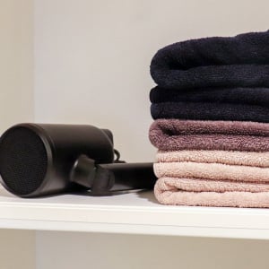 収納が少ない洗面所、山崎実業の「つっぱり棒用棚板」で使えるスペースが一気に増えた