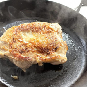手持ちのフライパンで、鶏肉もパリッパリに焼ける。その名も「肉プレス」が楽しすぎるので語ります