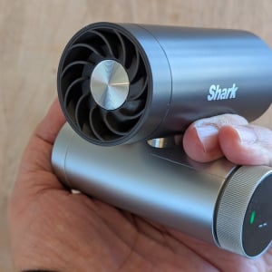 送風・ミスト・冷却に使えるシャークのパーソナルクーリングファン「Shark ChillPill」レビュー