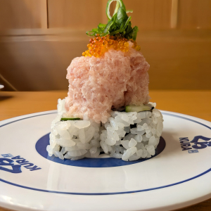 くら寿司の「マウンテン寿司」がヤバすぎる！”まぐろ”と”サーモン”の2大巨頭がそびえ立つ